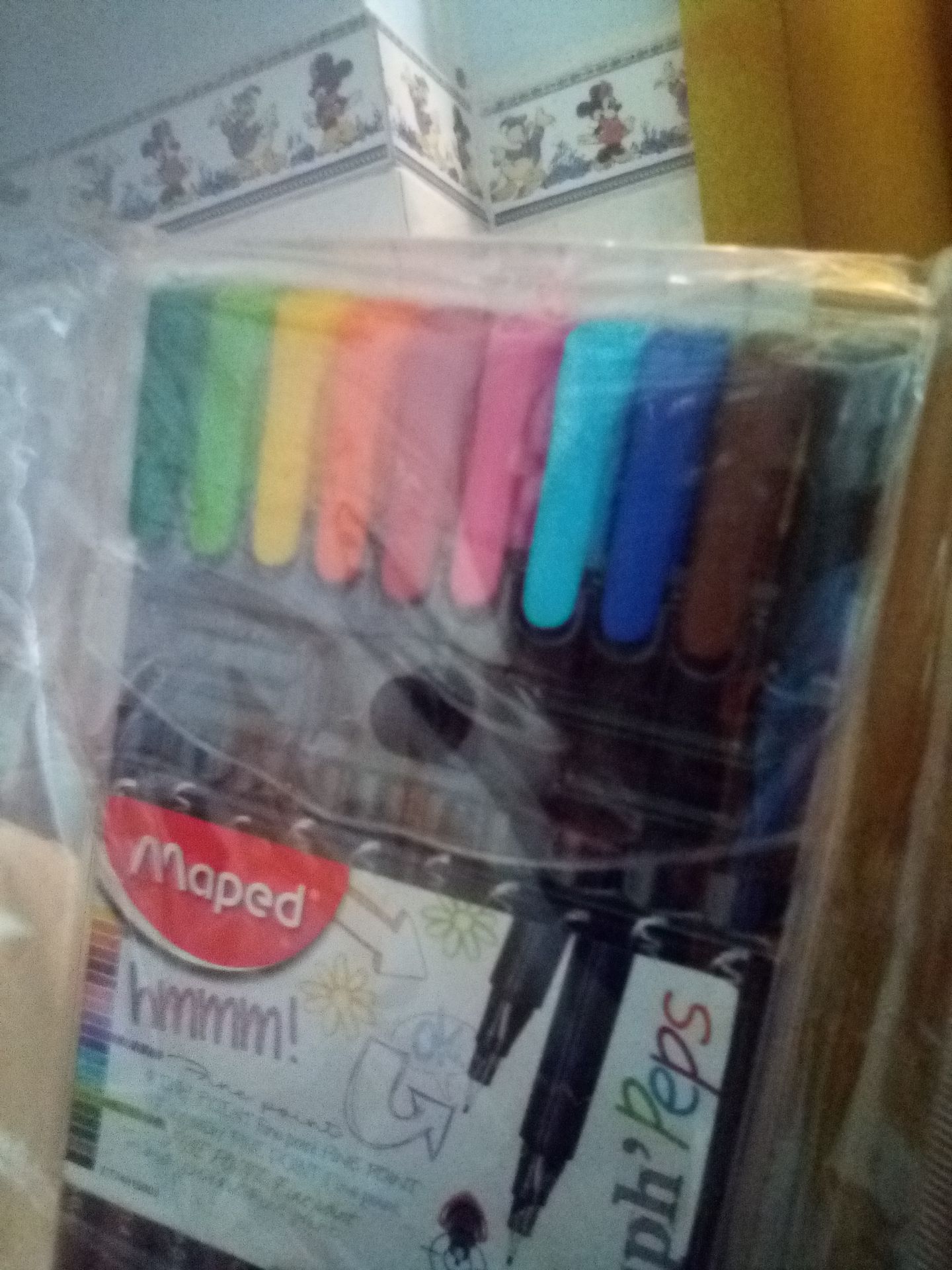 Giao hàng nhanh, bảo quản tốt, kỹ càng, màu sắc đẹp, viết êm gói đẹp, bền, có túi đựng