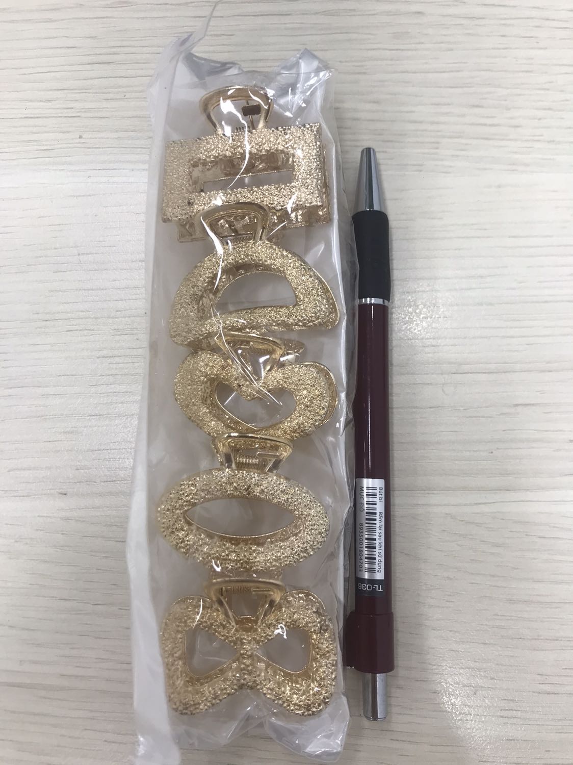 Kẹp khá mỏng, chất kim loại. Mình tưởng to hơn, nhưng với giá này thì cũng hợp lý.