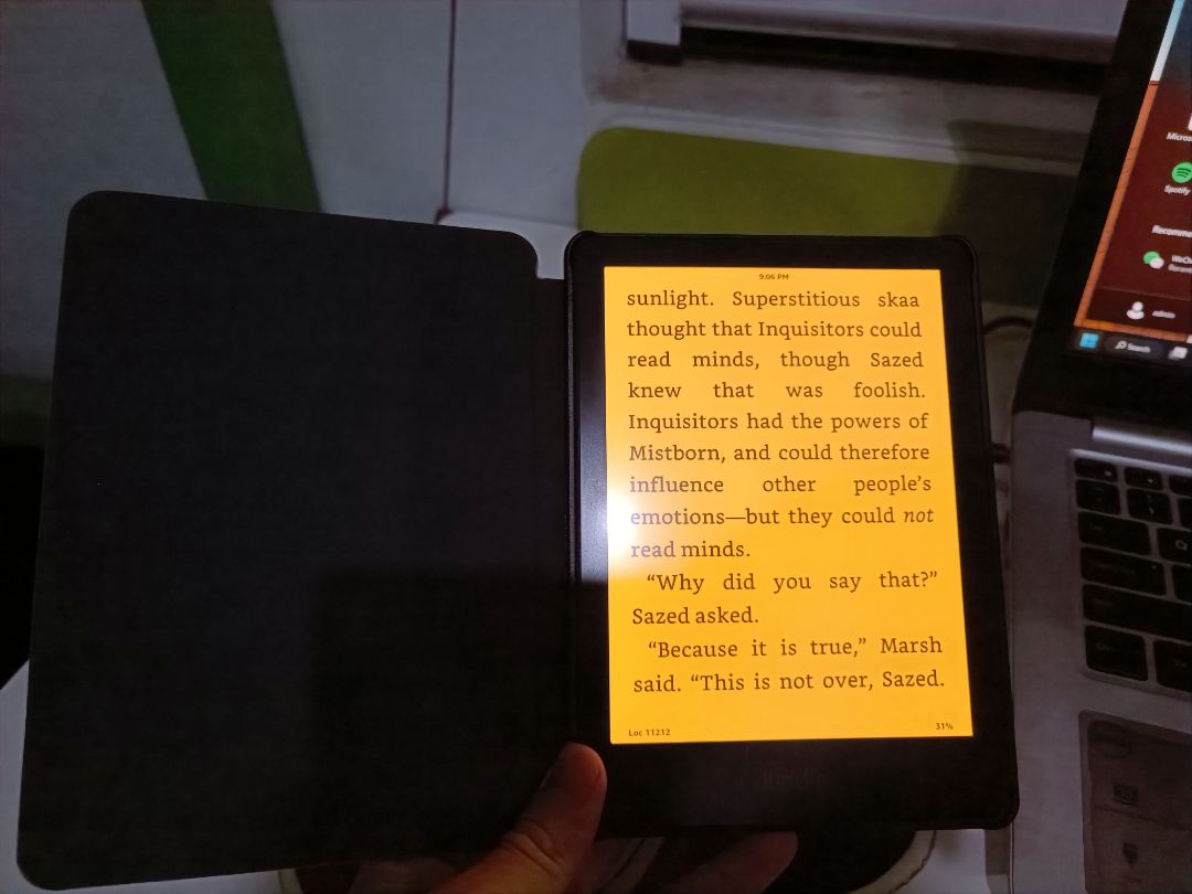 Đắn đo mãi ko biết nên mua bản refurbished ko, lúc nhận hàng mới thấy lo thừa vì nhìn mới toanh ko thấy vết trầy xước nào, chắc cũng hên. Các thao tác trên máy mượt hơn mình tưởng. Cover cũng ok nma để gần ngửi thấy mùi khá nồng hơi hôi. Thêm 1 cái nữa là ko biết máy mình bản gì vì ngoài hộp ghi signature nhưng info máy chỉ là bản thường, cũng ko thấy quảng cáo nên chắc là bản kids chăng? Khá lú:))