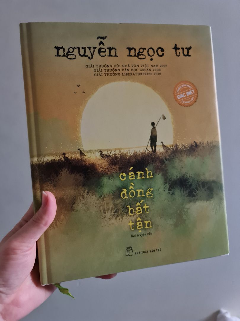 Giá cao so với chất lượng cuốn sách, và chỉ có 2 truyện chứ không phải full như tập truyện ngắn Cánh đồng bất tận. Mọi người muốn mua thì nên đợi sale tầm khoảng 150k đổ lại thì mình thấy ổn, chứ mua giá bìa 335k cuốn này không đáng tiền đâu. mình mua giá gần 200k mà mấy bữa sau thấy sale còn có 150k đó.