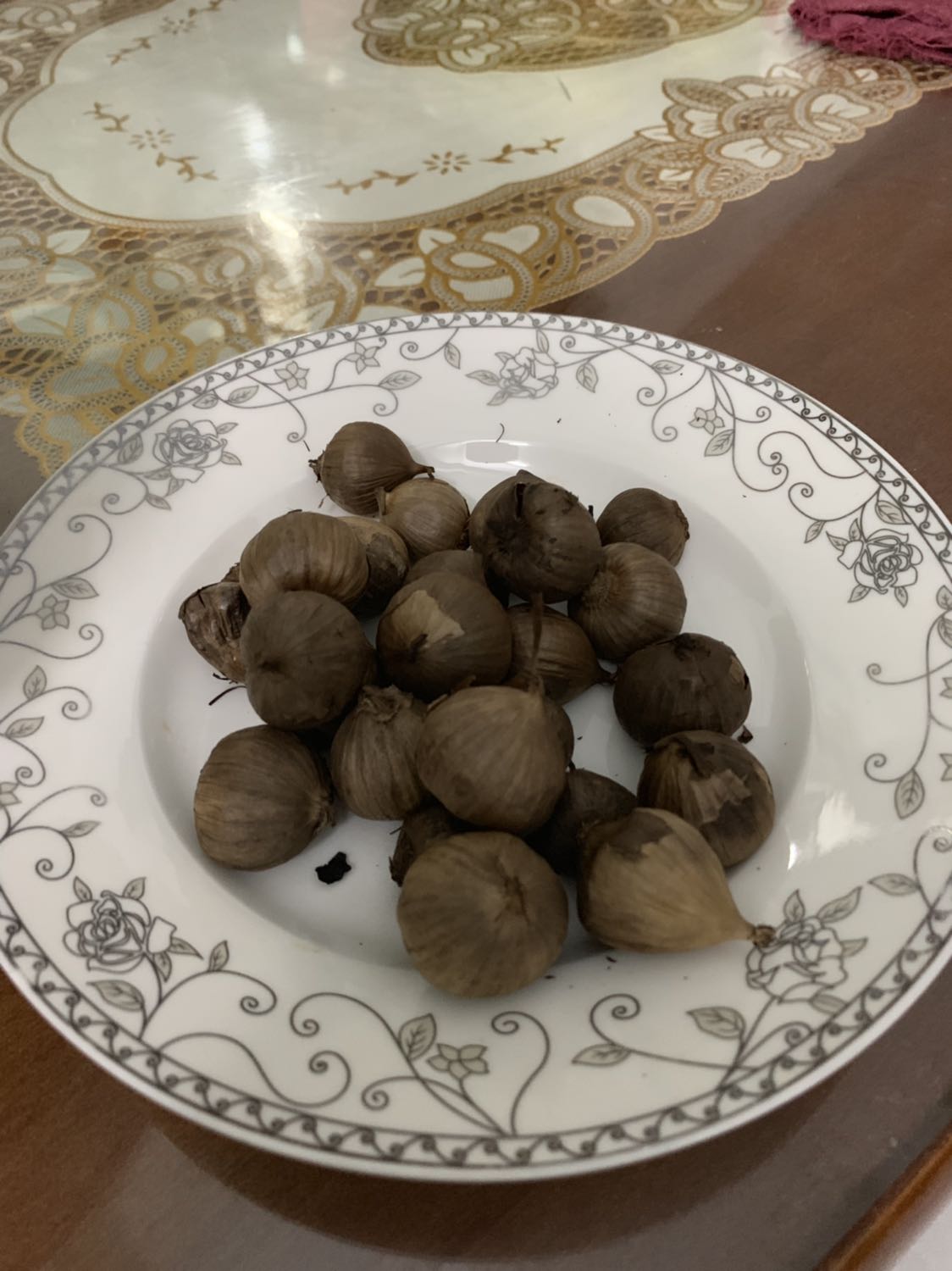 Mình mua Máy Làm Tỏi Đen Tiross TS906 - Màu Bạc - Hàng chính hãng của Tiki. Đã làm thử mẻ đầu tiên sau 12 ngày cho ra lò sản phẩm đúng là tỏi đen, khô, đen, và rất ngọt ( như hình). Không cần sấy khô 2h gì cả. Hiện đang làm mẻ thứ hai, hy vọng sẽ thành công. Mọi người nên mua sản phẩm này tại Tiki về dùng nếu như có nhu cầu dùng tỏi đen nhiều nhé. Rất kinh tế và an toàn.