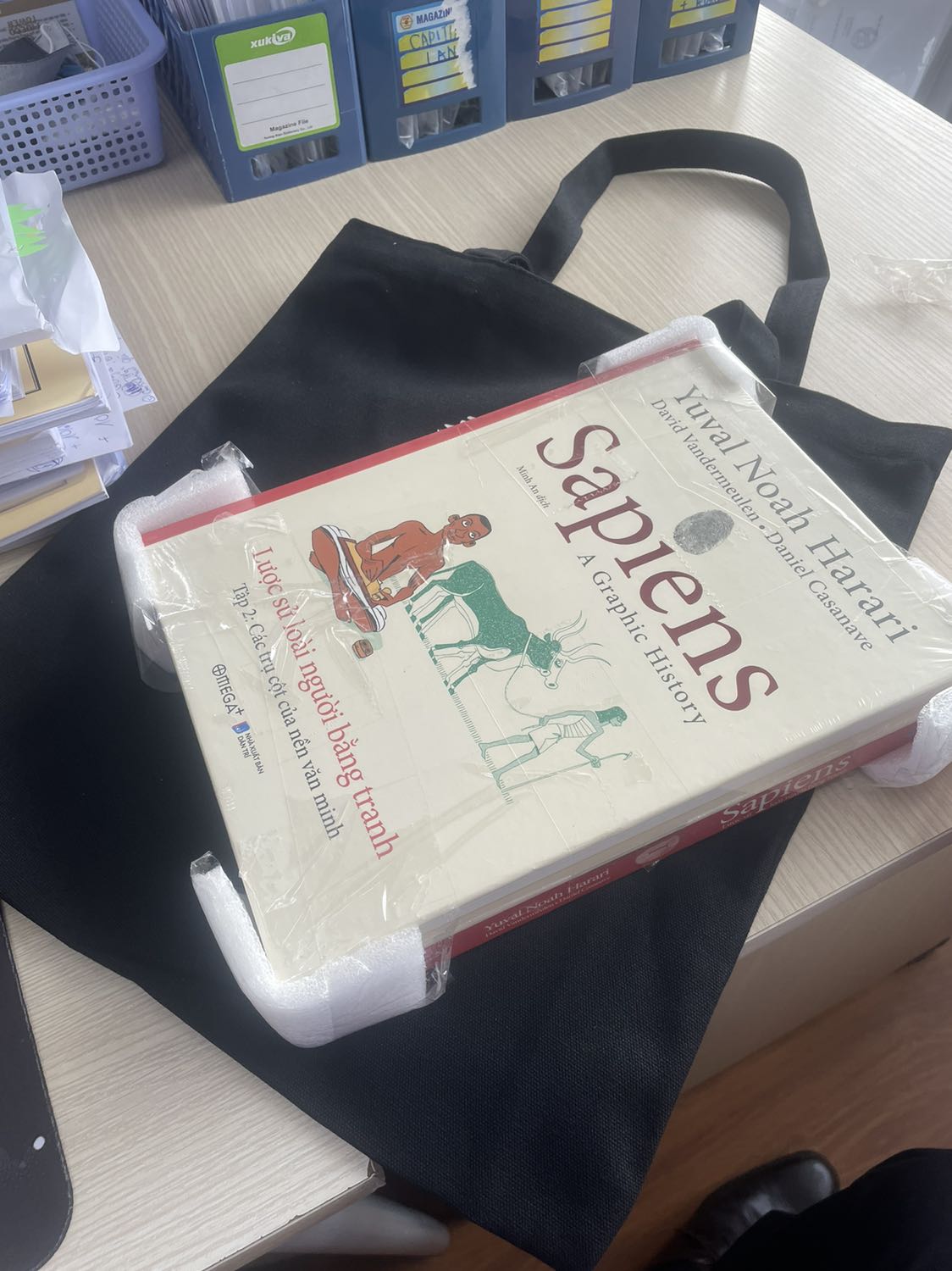 Chưa đọc nhưng thấy ưng rồi đó. Mình mua combo 2 cuốn giá khoảng 500k. Bộ sản phẩm nhận được thì 2 cuốn sách, túi vải, bookmark. Sách vẽ và màu sắc nhẹ nhàng.