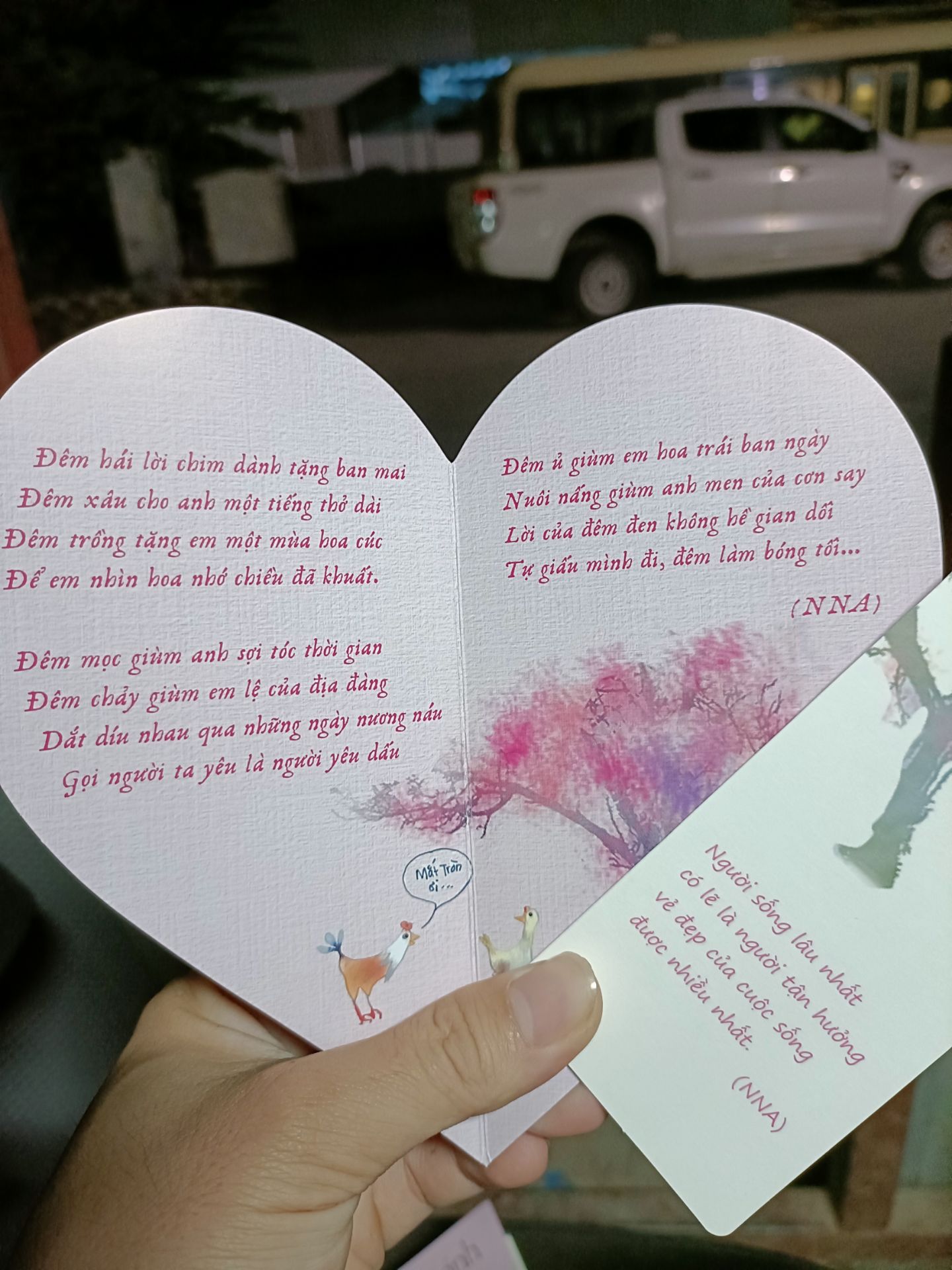 truyện của bác Ánh thì lúc nào mình cũng đợi bác ra truyện mới rồi đặt mua, chưa đọc nhưng nhìn sơ qua sách mới tinh,rõ ràng, được bọc nhựa chắc chắn, mình đặt hôm tối mà trưa 10h có sách rồi,tiki giao hàng nhanh chóng tận nơi, ủng hộ tiki lâu dài