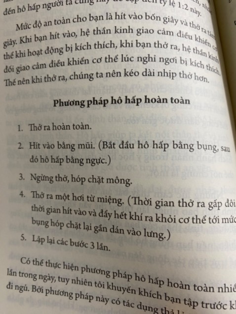 Sách phù hợp với phụ nữ, lý giải các nguyên nhân bệnh xuất phát từ quá trình tạo máu, thiếu máu và khí trệ ứ huyết. Rất nhiều vấn đề như vô sinh, rụng tóc, trẻ hoá..đều dưới tác động của quá trình lưu thông máu, một vài cách để cải thiện như thay đổi chế độ ăn uống, ngủ trước 11g và các bài tập về hô hấp, luyện tập bắp chân để tăng máu phần tĩnh mạch, hạn chế lạnh tử cung ở phụ nữ. Có 1 điều tác giả nhắc đến đó là việc quy kết sự hiển nhiên hay bình thường tạo áp lực lên trạng thái tinh thần như việc cố gắng có con bất thành, không thể mang thai “bình thường” áp lực khiến trạng thái tinh thần dằn vặt đau khổ chính chúng ta tự tạo ra cái lồng và nhốt mình vào đấy, phạm trù tinh thần sẽ ảnh hưởng đến sức khoẻ. Sách không quá hay nhưng cũg có nhiều cái đáng tham khảo dưới góc nhìn của Đông y.