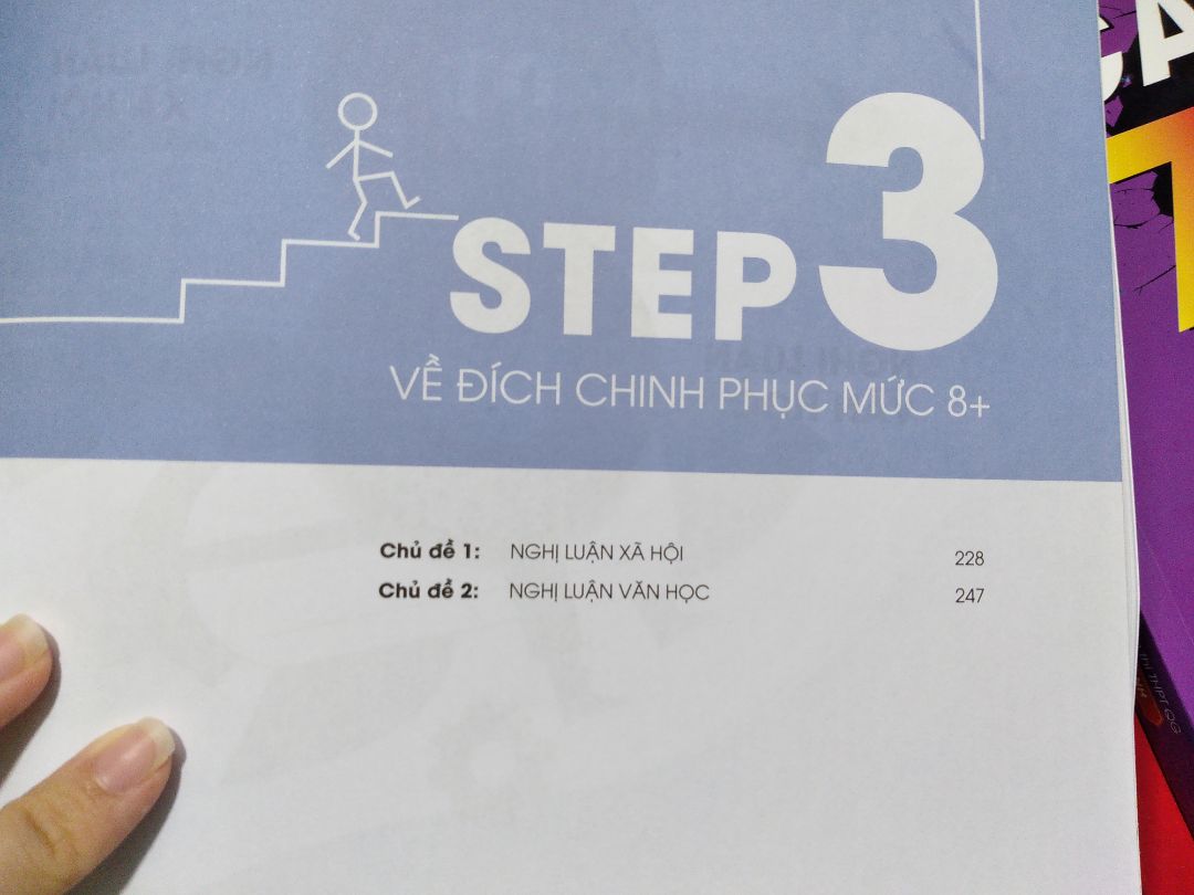 sách có mấy trag bị dính như hình, gói kĩ, bài có tính logic dễ đọc, chiều rộg sách khá to còn chiều đứg 1cm nữa bằng tờ A4.Nói chug sách cx khá đẹp, ai cần ôn nên mua tham khảo