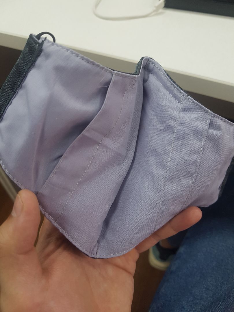 mình hay đặt mua khẩu trang Neo mask nhưng đợt hàng mới mua ở Hamichaba chất lượng rất kém. Khẩu trang bị mỏng đi nhiều, k còn dày dặn như trước. lớp lót tiếp xúc với mặt là loại vải rẻ tiền chứ ko tốt như trước. đeo vào ngứa ngáy da, lại ko ôm sát mặt như trước.