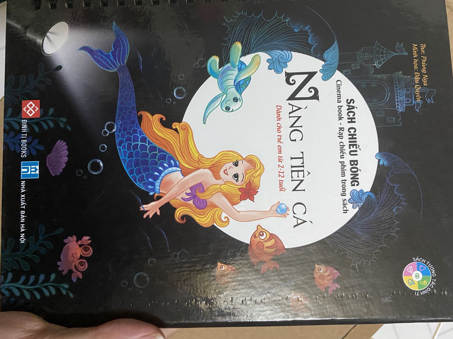 Sách đẹp và rõ chữ. Có song ngữ cho các bé rất tiện. Khi chiếu bóng lên đẹp và dễ tạo hứng thú cho bé.