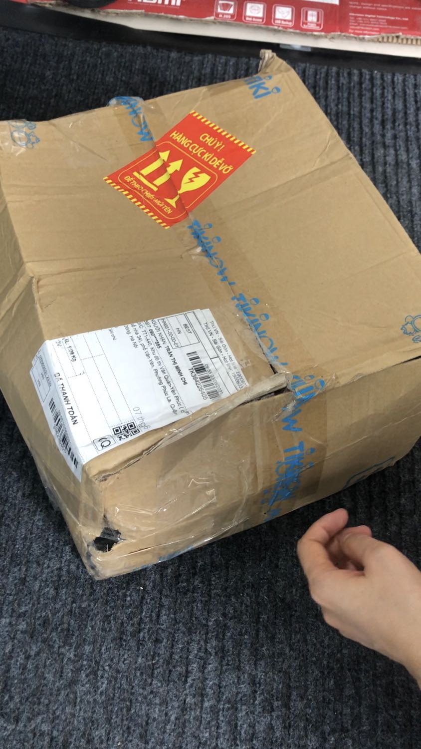 Đóng gói cực kỳ ẩu, mình đã lựa chọn shop của hãng: Tefal Offical với mong muốn mua được sản phẩm chính hãng, sản phẩm tốt, chất lượng dịch vụ tốt. Nhưng khi nhận được thì quá thất vọng. 
Sản phẩm có vết trầy trên mép như trong ảnh.
Mình muốn trả lại hàng.