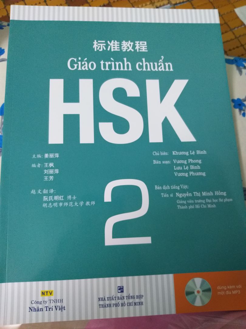 Giao hàng cực nhanh luôn. Mình đặt trưa T7, tưởng T2 mới có mà sáng CN đã giao đến rồi. Đóng gói chắc chắn, đẹp. Sách thẳng thóm, thơm tho, không bị rách/gãy, đầy đủ CD. Giá cả mua combo này rẻ hơn với giá gốc, mình còn áp mã khuyến mãi nữa nên rất ok luôn. Với được tặng thêm cả cây bút xinh xinh, hihi