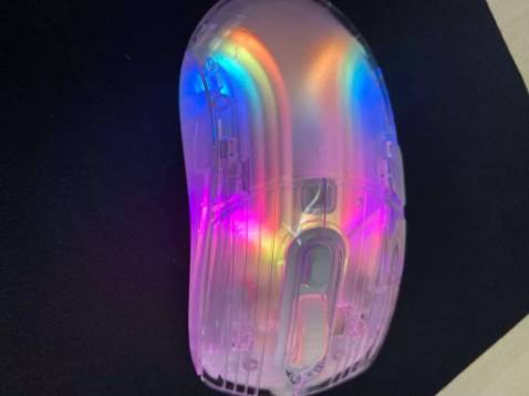 Chuột XYH10 trong suốt có dây dùng đẹp, khá lạ mắt. Mình rất thích.