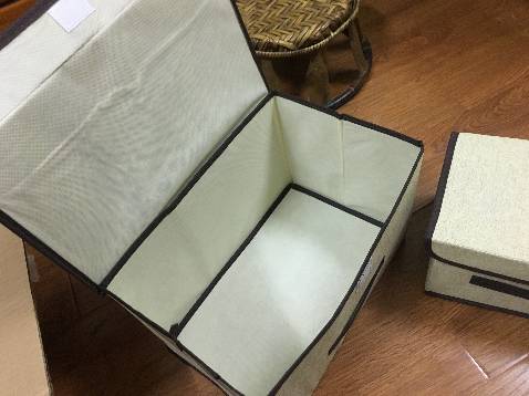 Trông khá mỏng và ọp ẹp, nắp nhăn nheo. Quên không dặn shop đóng cho loại màu ghi. Chứ màu vàng nhìn bị sáng quá dễ bẩn. Trông khá mỏng và ọp ẹp, nắp nhăn nheo. Quên không dặn shop đóng cho loại màu ghi. Chứ màu vàng nhìn bị sáng quá dễ bẩn.