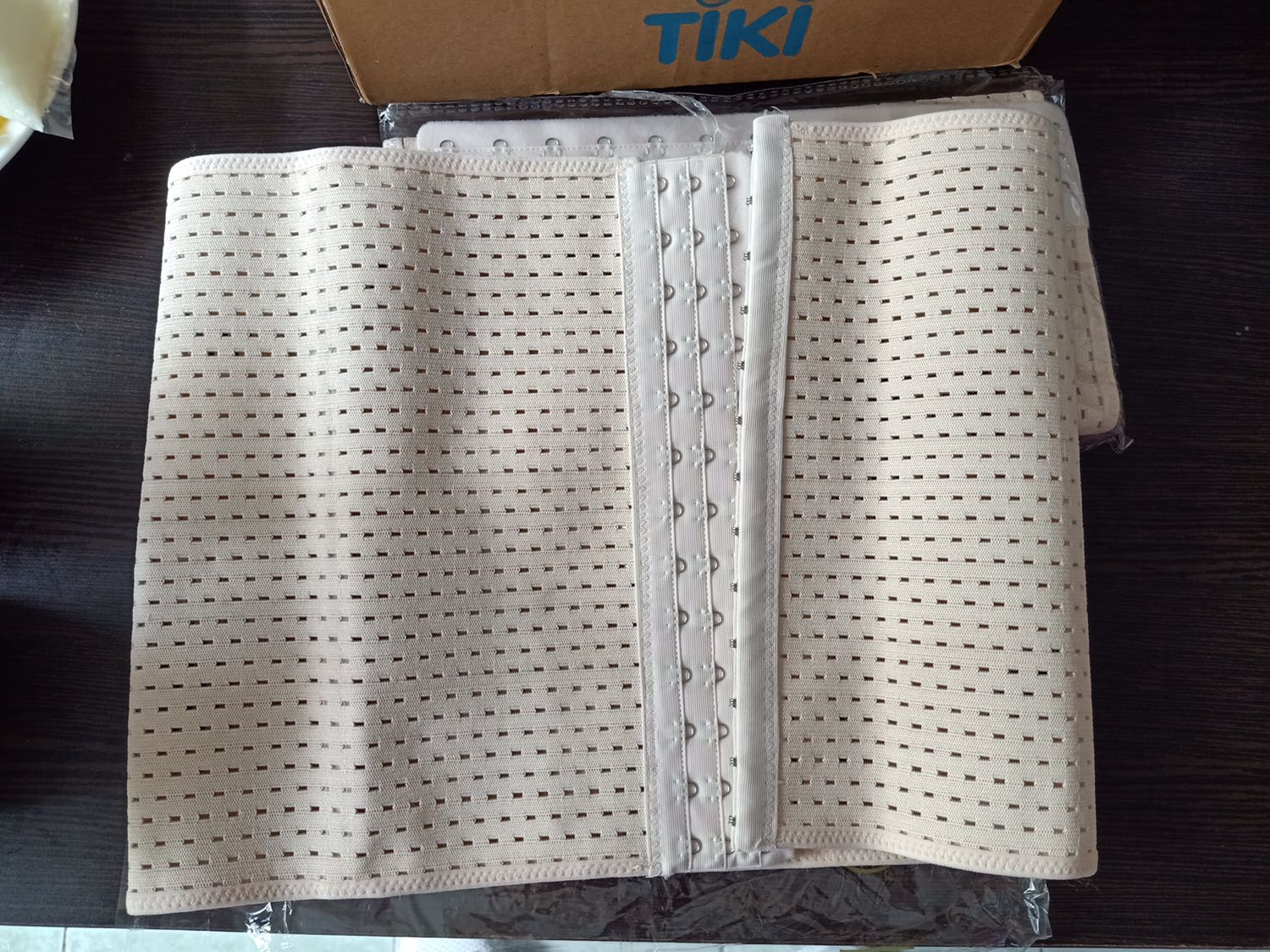 Vừa nhận hàng hôm qua, hàng đẹp, mình thích mua hàng trên tiki do được freeship và tiki hỗ trợ khách rất nhiệt tình. 
Về sản phẩm nói chung không có gì phàn nàn. Nịt day dặn co giãn tốt, mặc ôm thon được vùng eo bụng, nịt dễ chịu. Áo bra dễ thương, mặc đi biển cute cực. Quần thì ck mình bảo ok. Vải sờ mát mịn co giãn tốt. Có lỗ lỗ mặc chắc mát lắm hihi. Cảm ơn tiki chưa bao h làm mình thất vọng