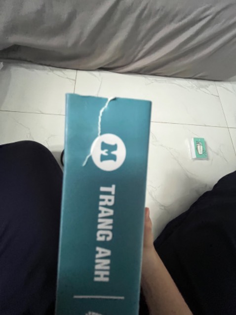 Sách đẹp, mới nhưng bị dọp méo 2 phần góc trên sách chắc do vận chuyển, ngoài ra góc trên phần gáy bị rách nữa, bùn ghia