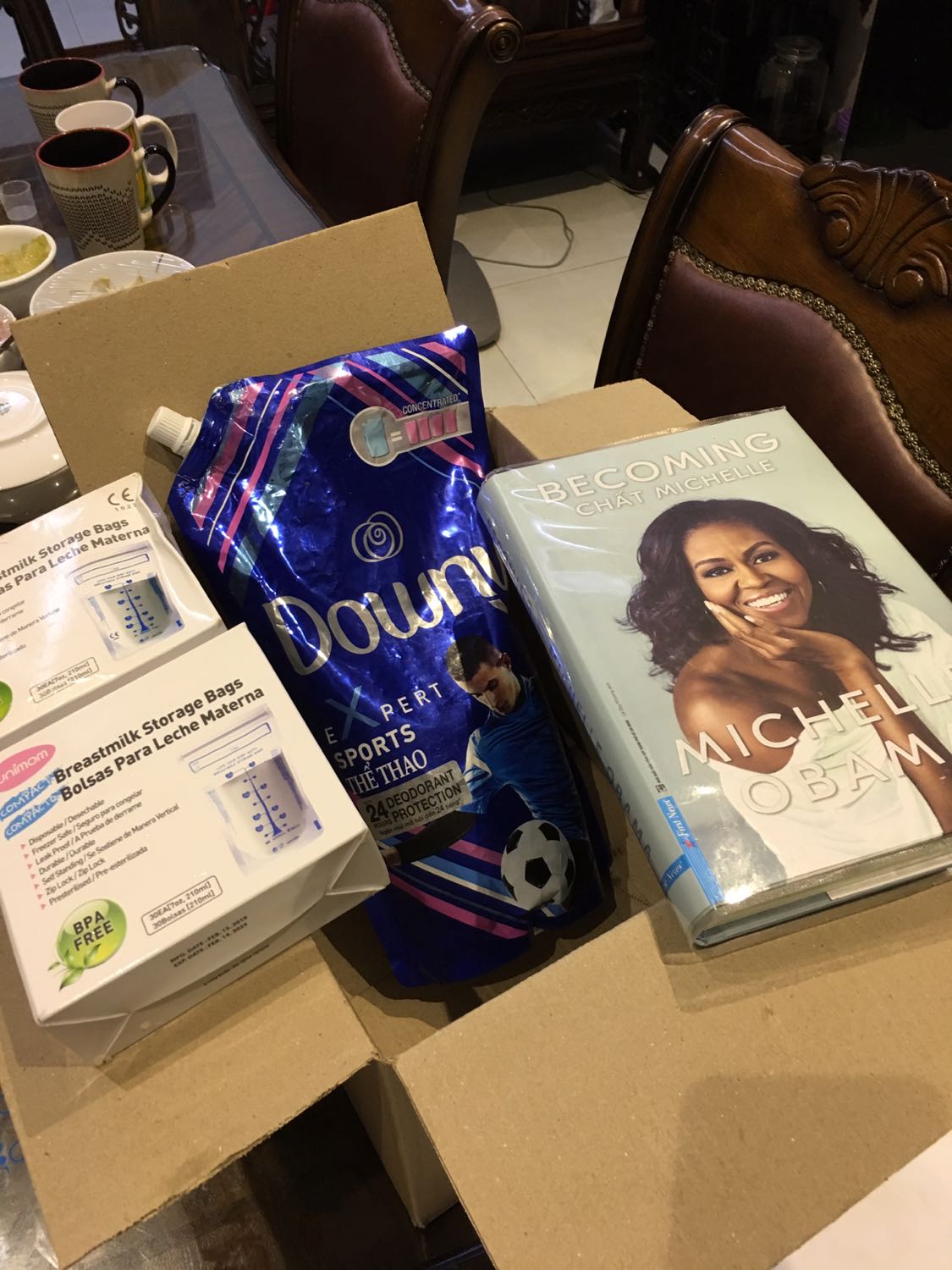 Bao bì túi trữ sữa rách, cũ, móp méo kèm thêm cả phân gián bên trong. May mà túi đc bọc riêng rồi mới đóng gói trong hộp. Chưa kể mua cùng đơn hàng downy thì tiki cho hết vào cùng 1 thùng làm nước xả đổ vào bìa sách và vỏ hộp túi trữ sữa. Đóng gói của tiki thực sự có vấn đề; không làm được tốt nhất đừng bán!