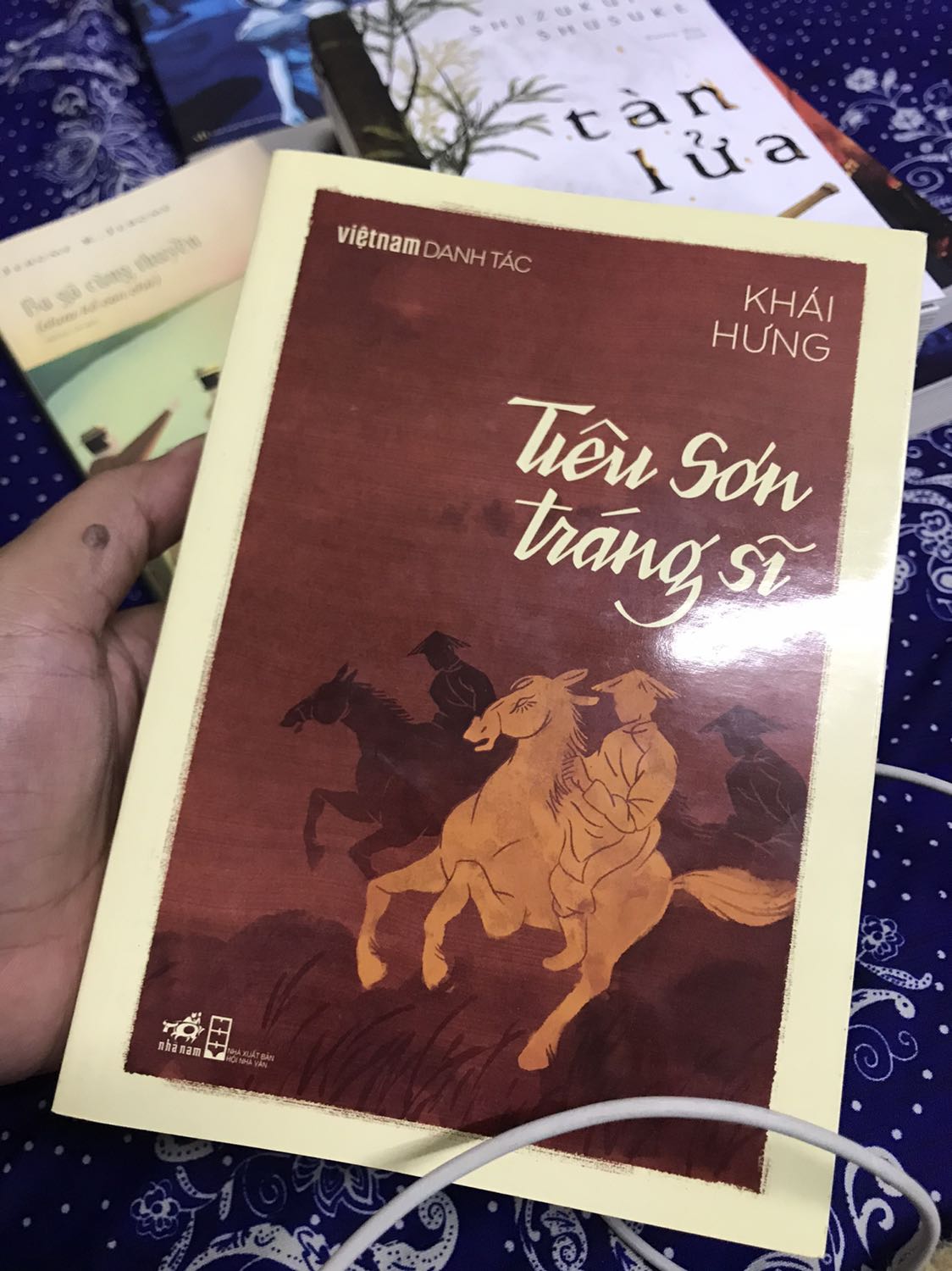 Tôi yêu lịch sử, yêu những người hùng áo vải Tây Sơn. Yêu những trang sử chói lọi về những bước chân Tây Sơn thần tốc đại phá quân Thanh, đánh cho Tôn Sĩ Nghị, Sầm Nghi  Đống hồn siêu phách lạc. Cho nên, đến với Tiêu Sơn Tráng Sĩ, một cuốn tiểu thuyết võ hiệp hư cấu về những kẻ sĩ trung thành với triều đình nhà Lê đang suy tàn chỉ như tìm hiểu thêm 1 lát cắt lịch sử dưới 1 góc nhìn khác, góc nhìn của triều đình chính quy chứ không phải phường nông dân khởi nghĩa Tây Sơn.

Khải Hưng viết Tiêu Sơn Tráng Sĩ với cách hư cấu hoá nhân vật lịch sử, truyện không hề khô khan mà ngược lại, rất mượt mà, nhiều đối thoại để lột tả tâm tư chí hướng, nhiều cảnh thiên nhiên thơ mộng  nhưng hùng vĩ để thể hiện sự lạc quan, nhiều phong tục đời sống con người thời đó sao cho truyện lột tả được cái hồn, cái sinh động của một giai đoạn trong lịch sử.

Phạm Thái, nhân vật chính trong tiểu thuyết là đại diện cho 1 lối sống: “không thành công cũng thành nhân”, một quan điểm sống tích cực, hết lòng cho lý tưởng, cũng như từng khoảnh khắc của hiện tại. Phạm Thái còn là hình ảnh quy chiếu của những tri thức trẻ làm cách mạng, xem thường hiểm nguy, vì tổ quốc, lý tưởng mà sẵn sàng hy sinh tuẫn tiết. Như các bạn thấy, triều Lê suy tàn, TÂY SƠN thuộc về lịch sử, còn Tiêu Sơn Tráng Sĩ với Phạm Thái, Trương Quỳnh Như…thuộc về văn chương. Cứ thưởng thức thôi, mất gì đâu. Một tiểu thuyết võ hiệp hay và đáng đọc của Khái Hưng.