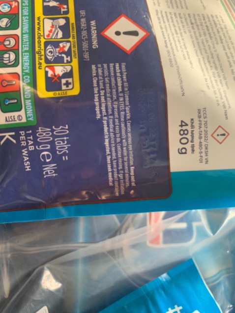 Đủ hàng, có quà tặng là bình nước, date hơi gần 
Dùng khá thích, hài lòng