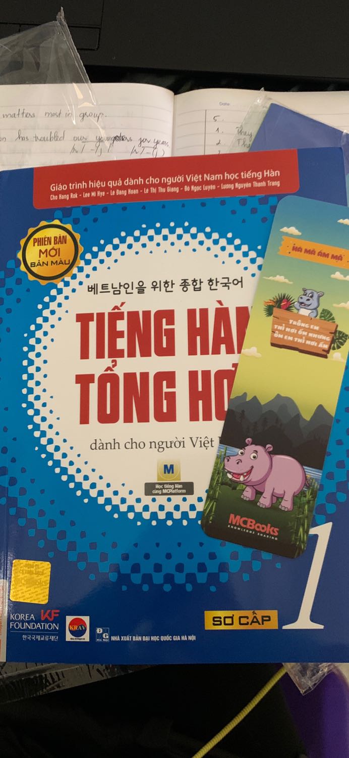 Giao lâu quá. Chờ mòn mỏi 😢😢😢. Sách siêu đẹp siêu thích in đều màu rõ nét. Được tặng bookmark hà mã cute qué