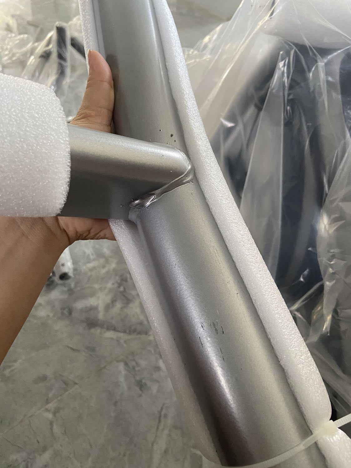 Sản phẩm tương đối ổn
Có vài chỗ trầy xước chắc do quá trình vận chuyển
Chỗ để đặt yên xe vào hàn không kĩ có mấu lòi ra nên để yên vào không được mình phải nhờ thợ tới sửa cả buổi luôn Sản phẩm tương đối ổn
Có vài chỗ trầy xước chắc do quá trình vận chuyển
Chỗ để đặt yên xe vào hàn không kĩ có mấu lòi ra nên để yên vào không được mình phải nhờ thợ tới sửa cả buổi luôn