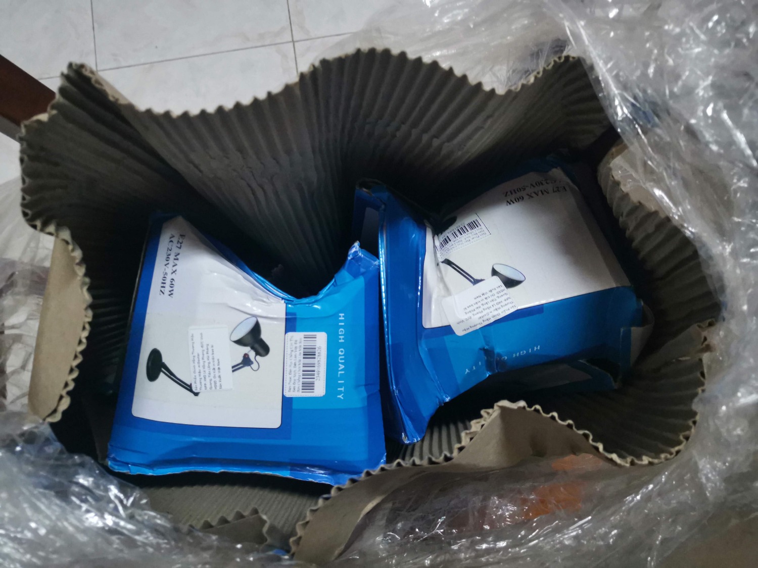 Không biết là vì tiệt kiệm thời gian và chút chi phí giấy bong bóng xốp mà shop không bao lại sản phẩm, nhận hàng trong tình trạng móp méo. Kiểm tra lại thì sản phẩm không bị ảnh hưởng, nếu bị ảnh hưởng là tui đã trả lại rồi.
Sản phẩm đúng như mô tả, giao hàng nhanh.