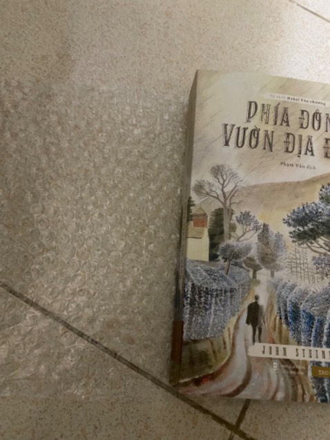 Đúng 1 lớp lót ngắn đủ lòi ra 4 góc nên toét đủ 2 đầu gáy sách. Ko biết là do sách xả kho hay do bọc kém hay do vận chuyển. Chán ko buồn nói