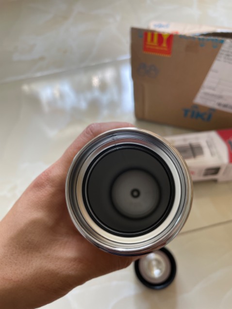 nắp bình bình có vết nứt rất chi là xấu, ngoài ra mọi thứ bình thường, shop không kiểm tra kỹ trước khi gởi đi à. còn chất lượng chưa dùng nên chưa biết