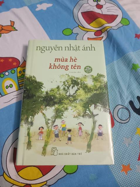 Seal vẫn còn khá nguyên vẹn và có một vài chỗ hơi nhăn,gáy sách bị biến dạng