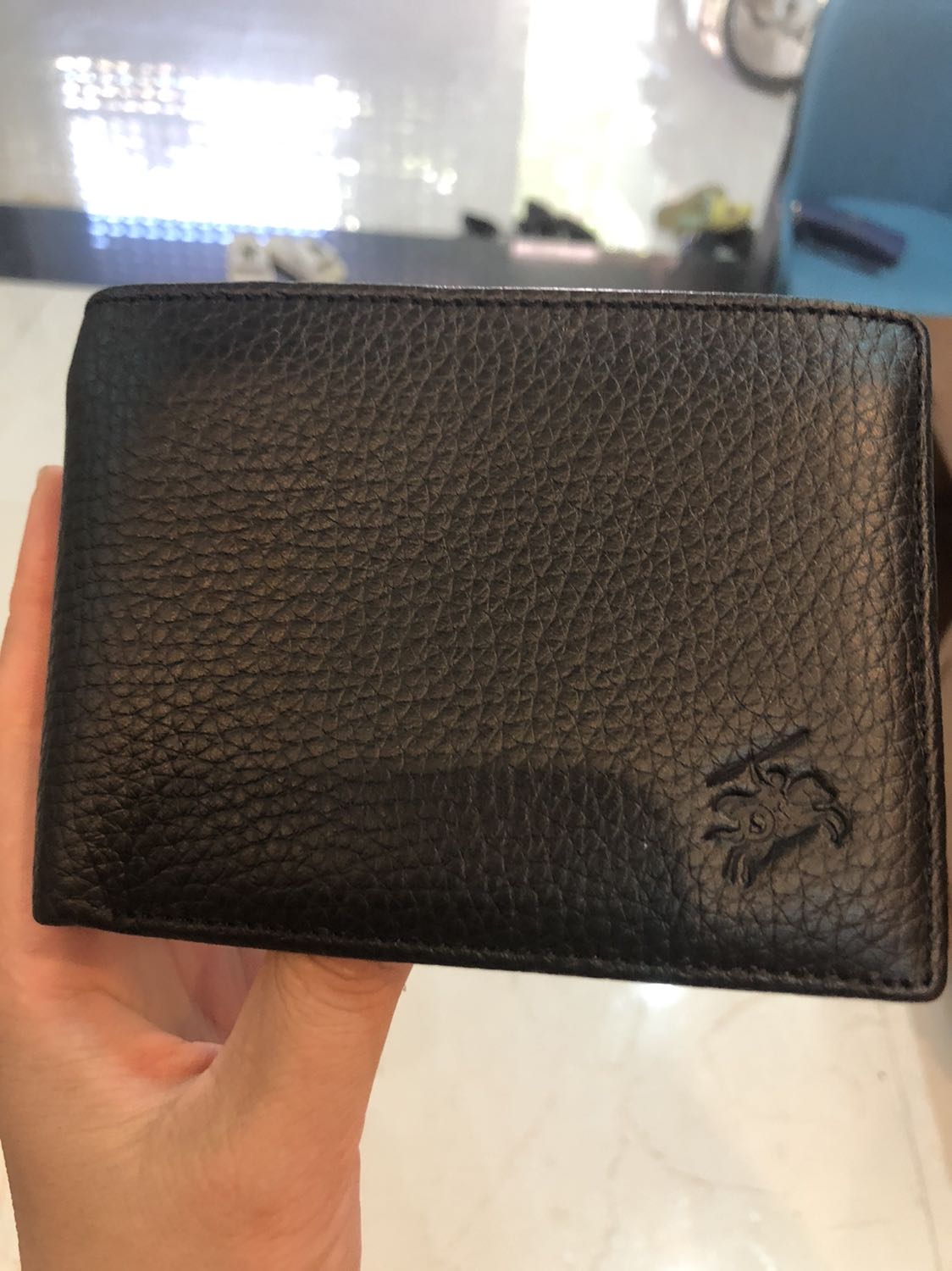 Ví đẹp mềm mại, ví sang trọng đựng trong hộp sang trọng, thật tuyệt.