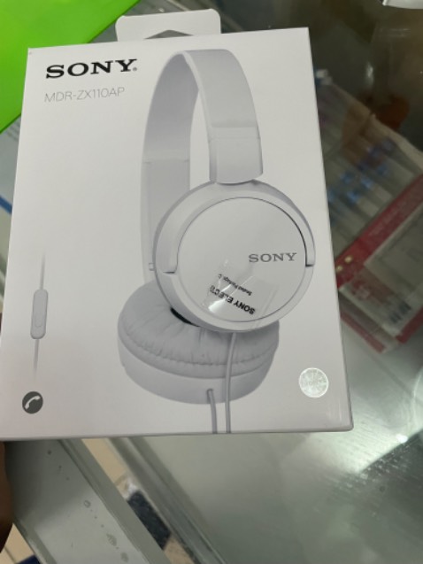 Tai nghe thì Ok, đóng gói cẩn thận, hàng đẹp. Nhưng shipper giao hàng thái độ cực kì hách dịch, khinh thường khách. Trước khi giao hàng thì gọi thông báo mình trước 15p hay gì đi, này không bạn tới bạn gọi và buộc mình phải xuống lấy hàng liền, hối thúc... mình đang dở tay làm việc ko kịp chạy xuống, mình nói bạn chờ mình 10p xuống liền, mà này chưa đc 8p nữa mình đã xuống tới nhận hàng, nhưng bạn rất thái độ khi đặt cây bút cho mình ký tên. 
Sorry bên bán hàng nhé! Cảm ơn bạn.