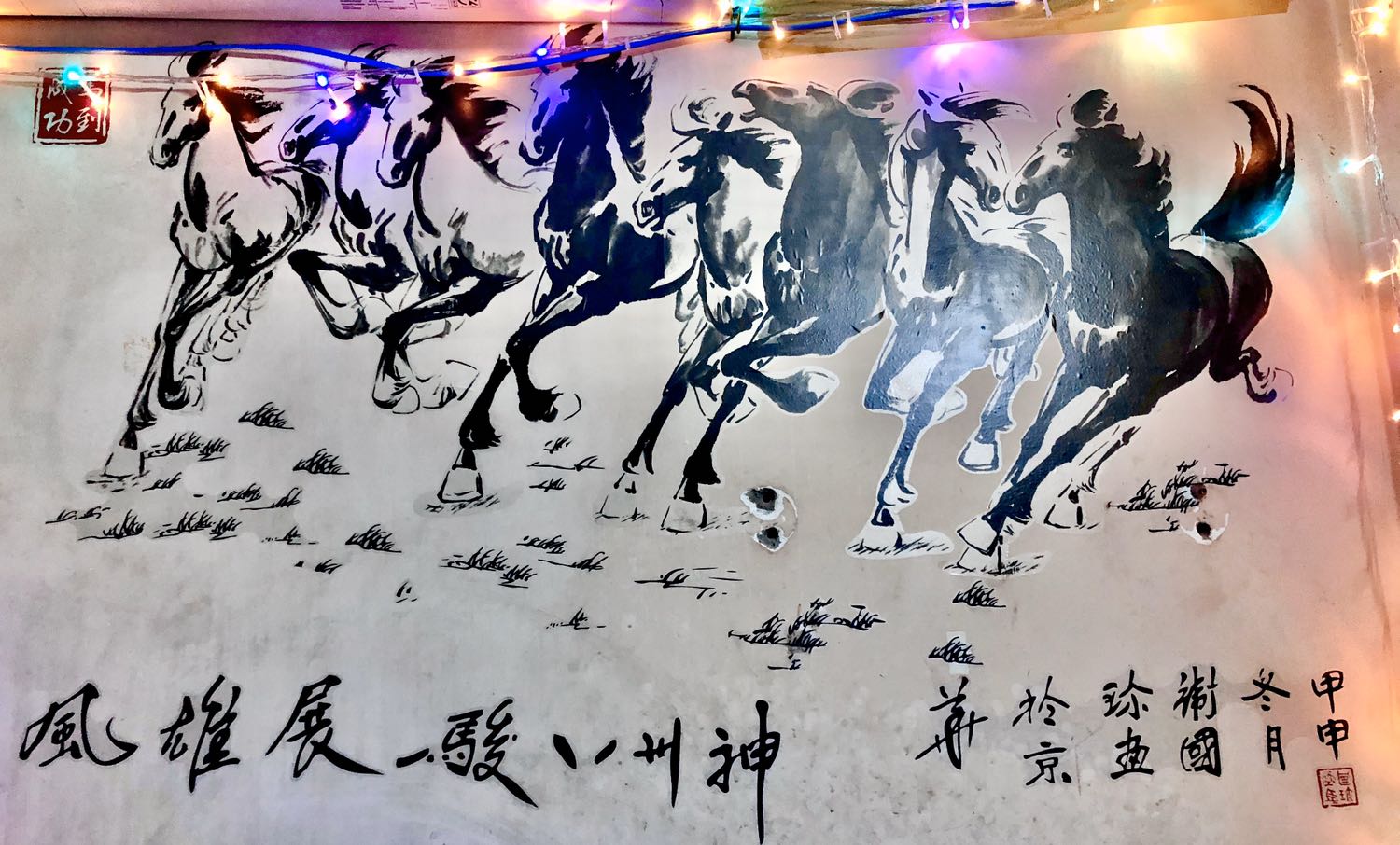 Tấm dán đẹp và nổi bật trên nền tường màu sáng tuy nhiên nếu không quen sẽ khó dán và bị bọt khí.
Tường dơ lười sơn dán vào thấy như mới.