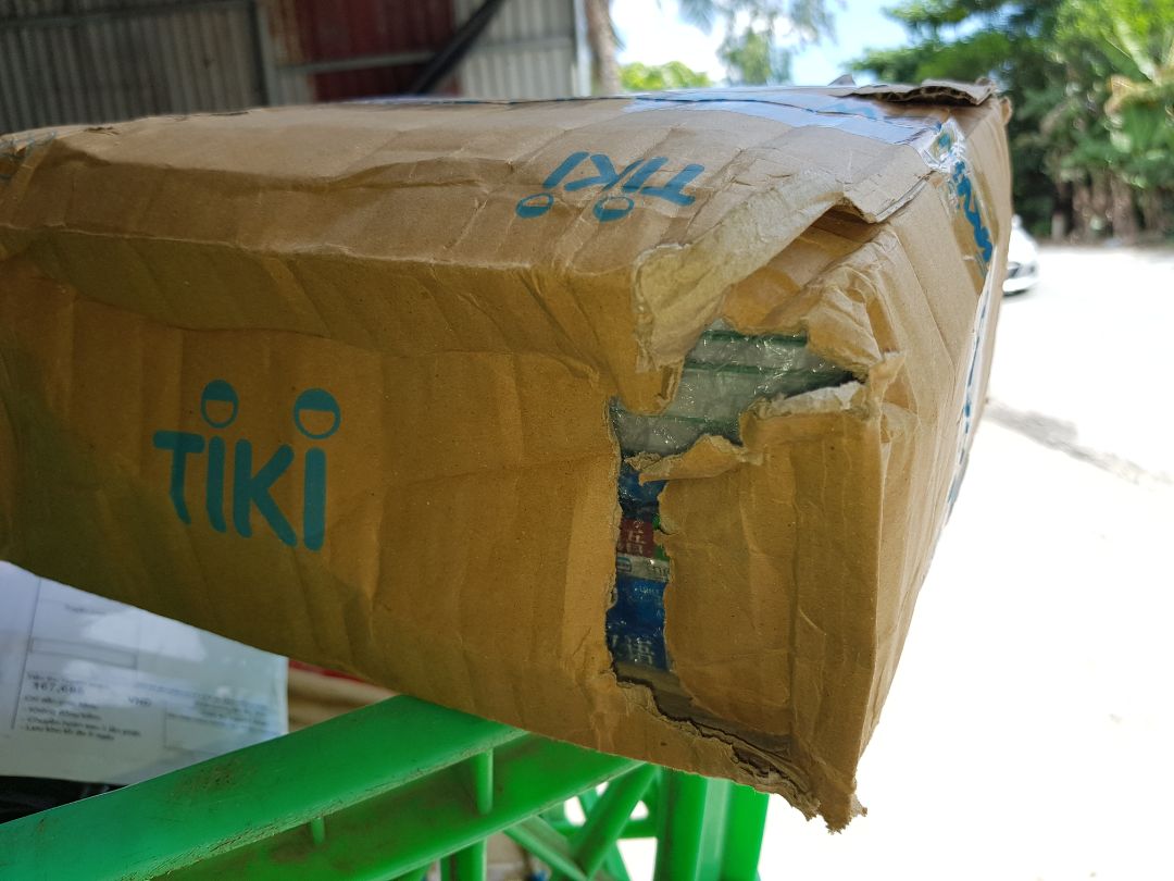 Sách đầy đủ, đúng mô tả, đủ sách tặng kèm, tuy nhiên cách đóng gói và vận chuyển của Tiki làm mình thất vọng, rất rất thất vọng, đóng gói là Tiki now mà không khác gì giao thường, lại còn rách nát như thế này, may mà nhà bán hàng bọc lại cẩn thận, cũng là hàng sách không bị mất mát, thất vọng thực sự về Tiki!