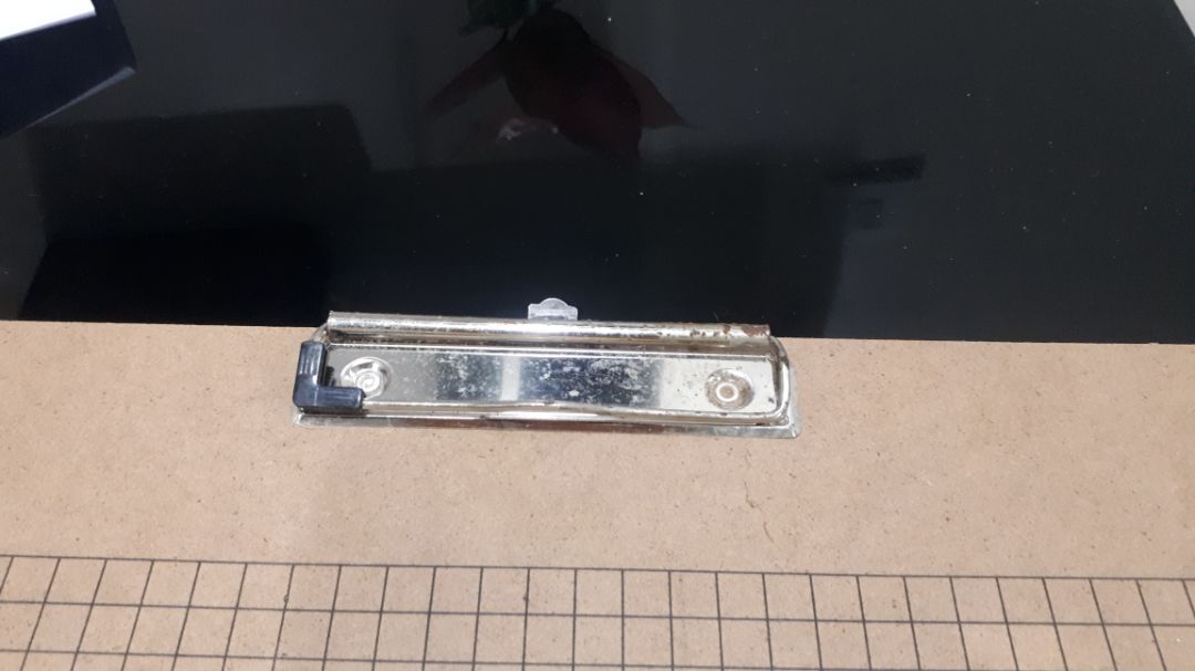 shop rất cẩu thả trong việc kiểm tra sp trc khi giải,  mất 1 mảnh màu đen để chặn giấy không bị rách. Thông tin sp là bảng này không phải bằng gỗ mà bằng vụn giấy ép cứng lại, chấp nhận dc.