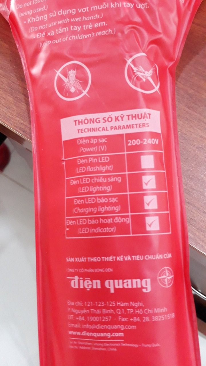 Công nhận là đã dùng qua vợt muỗi của nhiều hãng, nhưng đây là lần đầu sở hữu 1 em vợt muỗi cực kỳ chắc chắn, phần cán và phần vợt lắc không nhúc nhíc, dễ vợt, như đang cầm trắng phối đỏ khá hài hòa và đẹp, sản phẩm chính hãng của hãng Điện Quang, xứng đáng đồng tiền bát gạo các bạn ạ, mong hãng Điện Quang tiếp tục đi đầu về chất lượng tiếp nhé!