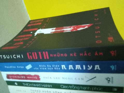 Mấy này t thử chuyển qua đọc thể loại trinh thám cho thay đổi không khí. Goth là quyển t3, sau Phía sau nghi can X và Điều kỳ diệu. Ôi má ơi đó 2 quyển kia kiểu cũng hơi hơi nên đọc sang Goth cái thấy xợ luôn. Lúc mới đầu thấy bất ngờ luôn vì kiểu hơi suy sụp thế giới quan í. Xong chắc do đọc sáng sớm nên v. Cuối cùng cx đọc xong. Đọng lại trong t là kiểu hoang mang>xợ>bất ngờ>tội>thương>hoàng mang. Sách có rất nhiều tình tiết thú vị khiến mk phải load những cái "tôi", k chú ý là khó hiểu ngay. "Con người bao gồm những kẻ giết người và những người bị giết". Một nhân vật đã nói v. Nhưng đến cuối thì cx là lúc phải lựa chọn. Bn sẽ đi trên con đường nào? Morino có lẽ đã bt. Túm lại là nhìn v mà k phải v🙄