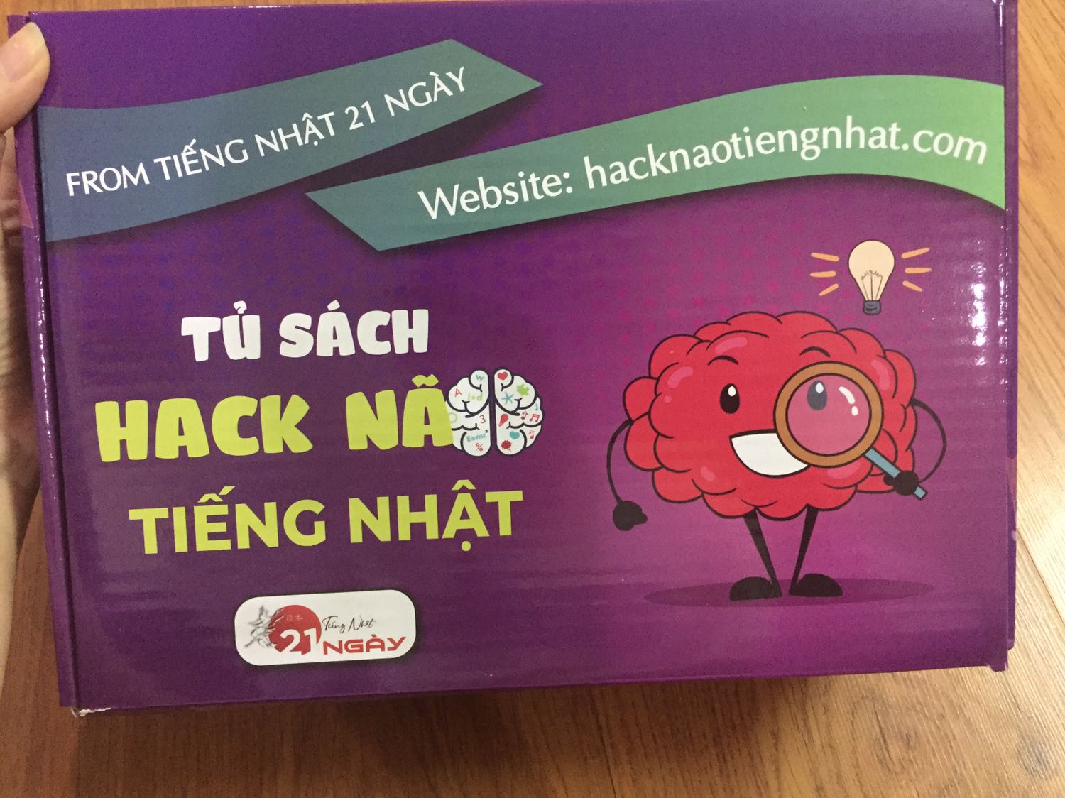 Vừa mới nhận được nguyên hộp sách luôn. Cả hộp chắc khoảng hơn 3kg quá mà đóng gói chắc chắn. Sách siêu xịn, nội dung xem qua khá hay. K nghĩ mua 3 cuốn mà được tặng quá trời quà kèm theo. Nói chung khá ưng về sản phẩm của shop. Cảm ơn shop nhiều ạ. Mình sẽ ủng hô tiếp ?