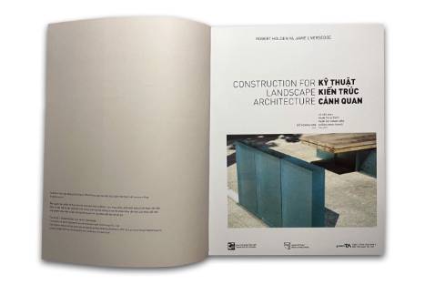 bao hàm tất cả các khía cạnh trong ngành xây dựng cảnh quan, đặc biệt nhấn mạnh đến tính bền vững và những phương pháp xây dựng hiệu quả. Cuốn sách có nhiều tranh minh hoạ về công tác xây dựng rất chi tiết, được đặc biệt thuê vẽ. Cuối sách có Bảng chú giải và phụ lục các thông tin kỹ thuật.