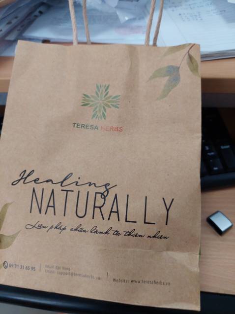 Không biết uống vào có tốt như mọi người đánh giá không, mà nhận hàng, shop gói hàng không hài lòng, gói hàng không đẹp, khui ra cái hộp móp méo, rách nắp hộp,  không thấy có hộp quà tặng đẹp như mọi người. Chắc mình mua áp mã giảm giá mua giá chỉ 1.450.000 vnđ  nên bị thế. Haizzz