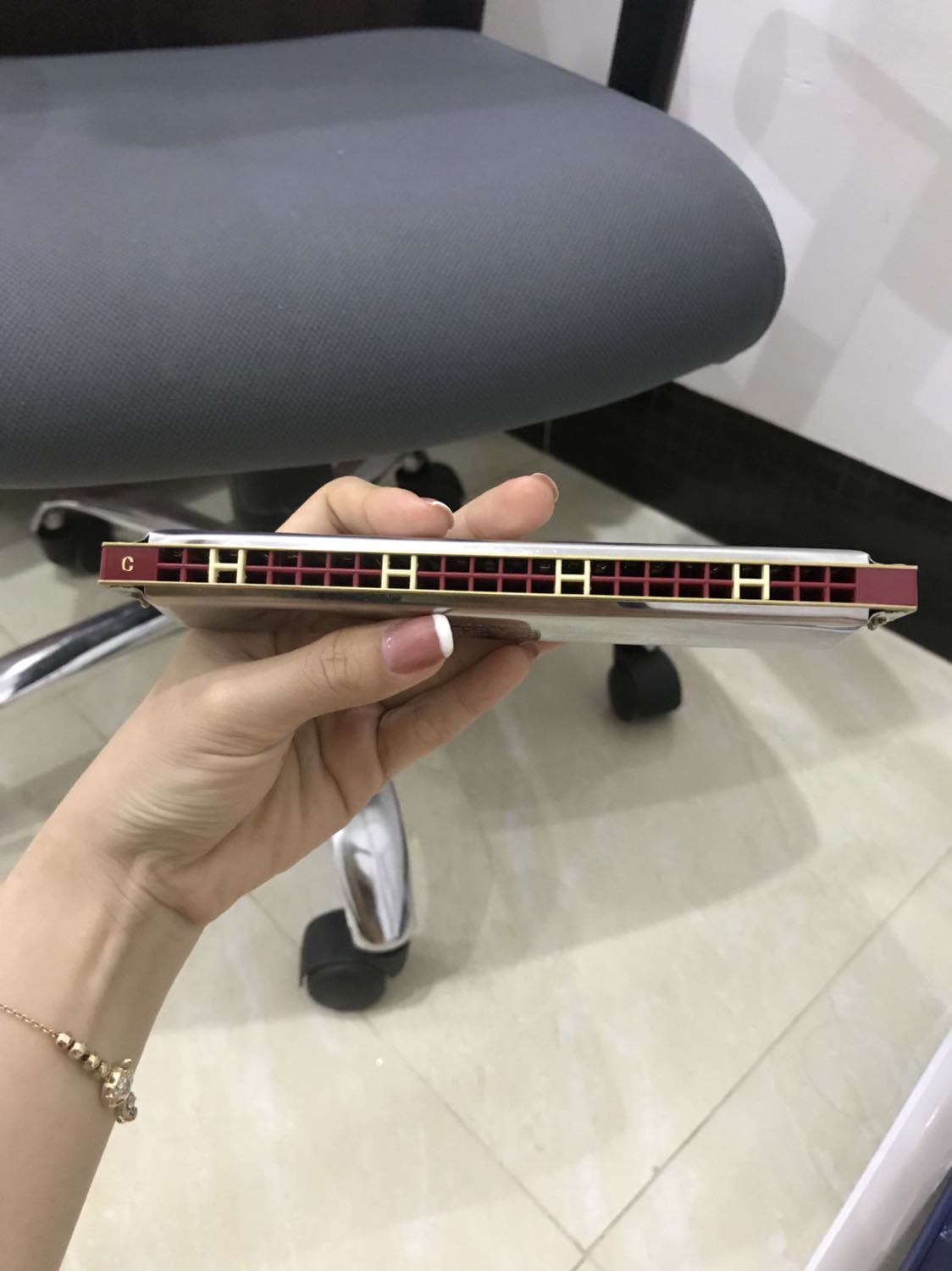 Kèn đẹp, âm thanh ok, rất thíc hợp cho người mới bắt đầu tập chơi, mình nghiên cứu cách thổi trên mạng, mua về tự tập đc 2 ngày rồi thấy kèn rất ok