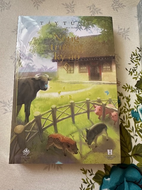 sách mới còn nguyên seal, lần này đóng gói cẩn thận hơn lần trước ngoài lớp nilon chống sốc thì bên ngoài còn 1 lớp carton bảo vệ sách rồi mới để vô hộp sách. bìa sách rất đẹp