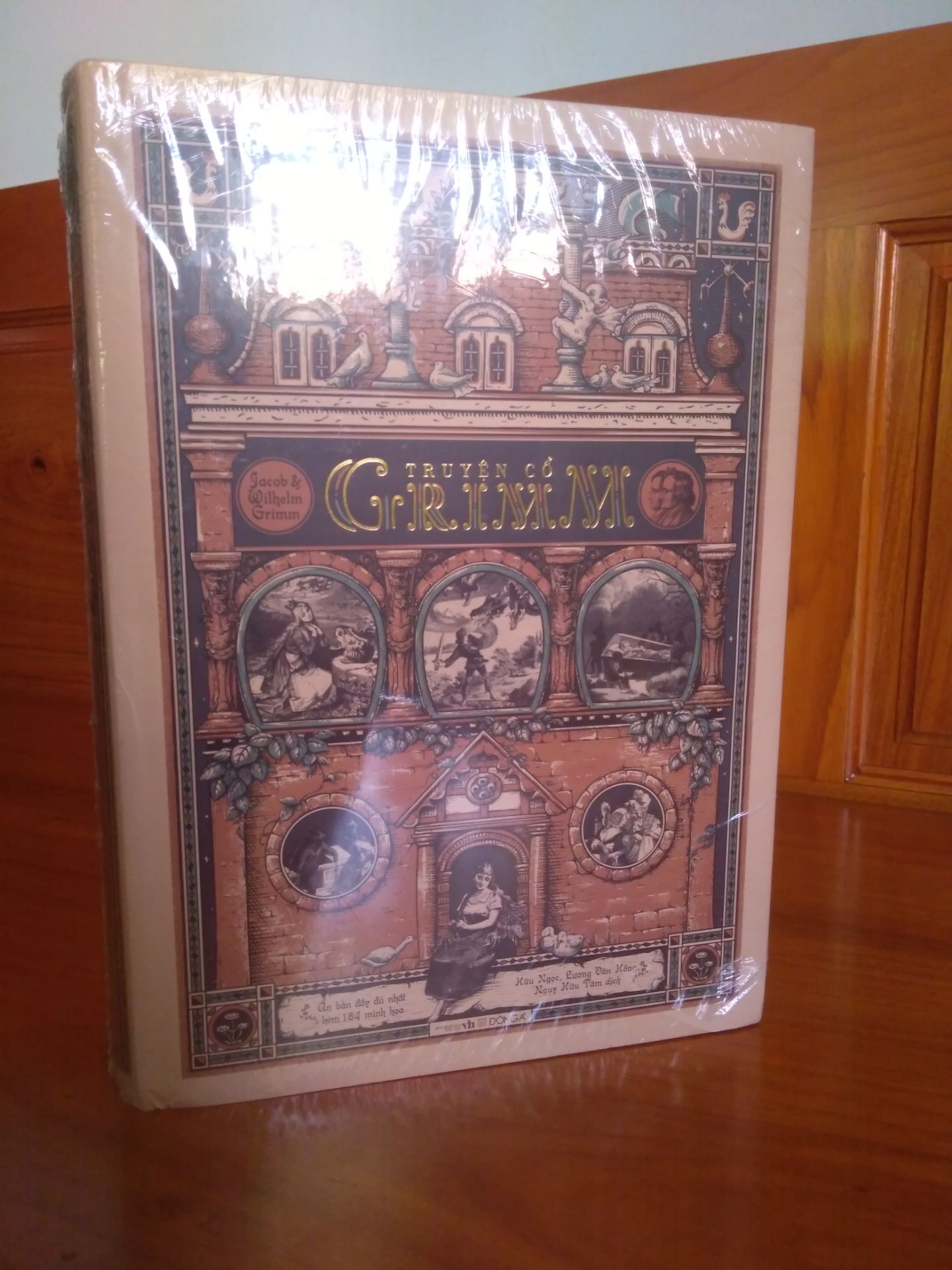 Phải nói là cầm trên tay quyển sách hết sức xuất sắc!!! Bìa nhũ vàng sang trọng, giấy tốt, mùi thơm, sờ vào tay đã gì đâu :))) Đông A xuất bản quyển này không những làm sống lại một tuổi thơ của hàng triệu trẻ em thế giới nói chung và trẻ em Việt Nam nói riêng. Về quyển sách này thì khỏi phải bàn rồi: về nội dung chứa đựng toàn những câu chuyện quen thuộc như Hoàng tử ếch, Sói và bảy chú dê con, Ba bà kéo sợi, Hansel và Gretel, Lọ lem, Cô bé quàng khăn đỏ,... toàn là những câu chuyện quen thuộc với trẻ em thế giới. Truyện được xuất bản lần đầu năm 1812 và đã được chuyển ngữ hơn 160 ngôn ngữ trên thế giới, đồng thời Truyện cổ Grimm (tên tiếng Đức là Grimms Märchen) còn được UNESCO công nhận là di sản văn hóa thế giới. Và tên tuổi của hai anh em Jacob và Wilhelm Grimm sẽ mãi trường tồn cùng những câu chuyện mà hai ông đã dày công sưu tập và biên soạn. Hết sức xứng đáng với giá trị bỏ ra.
Tiki giao hàng nhanh, không bị gãy hoặc móp méo, giá giảm cũng kha khá.
