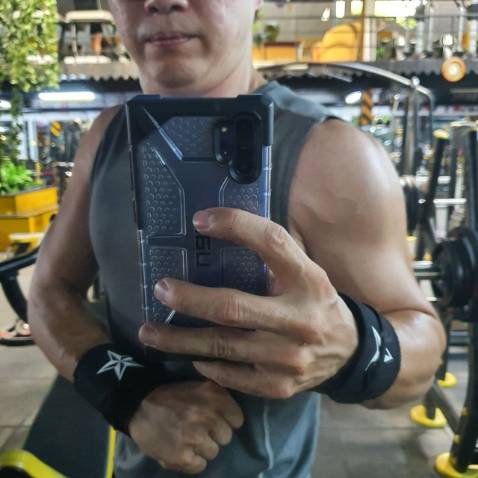 Rất hài lòng , mình mua dùng tập street workout với tập gym  đều ok cả , càm giác sau khi bó cổ tay rất chắc chắn , thực hiện các bài khó cảm giác yên tâm hẳn ,. màu sắc và mẫu mã rất ok , thấy còn đẹp hơn cả mẫu của nước ngoài . Giá rẻ phù hợp