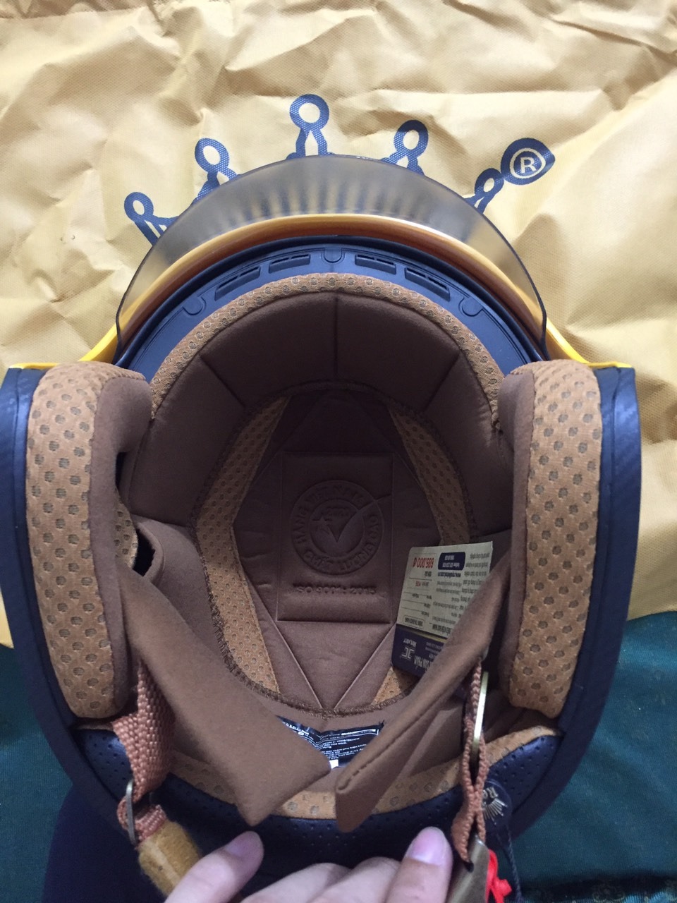 Sp với kiểu dáng đẹp, hoàn thiện đủ tốt, kính âm và lót có thể tháo rời là điểm cộng lớn cho sp. Hài lòng.