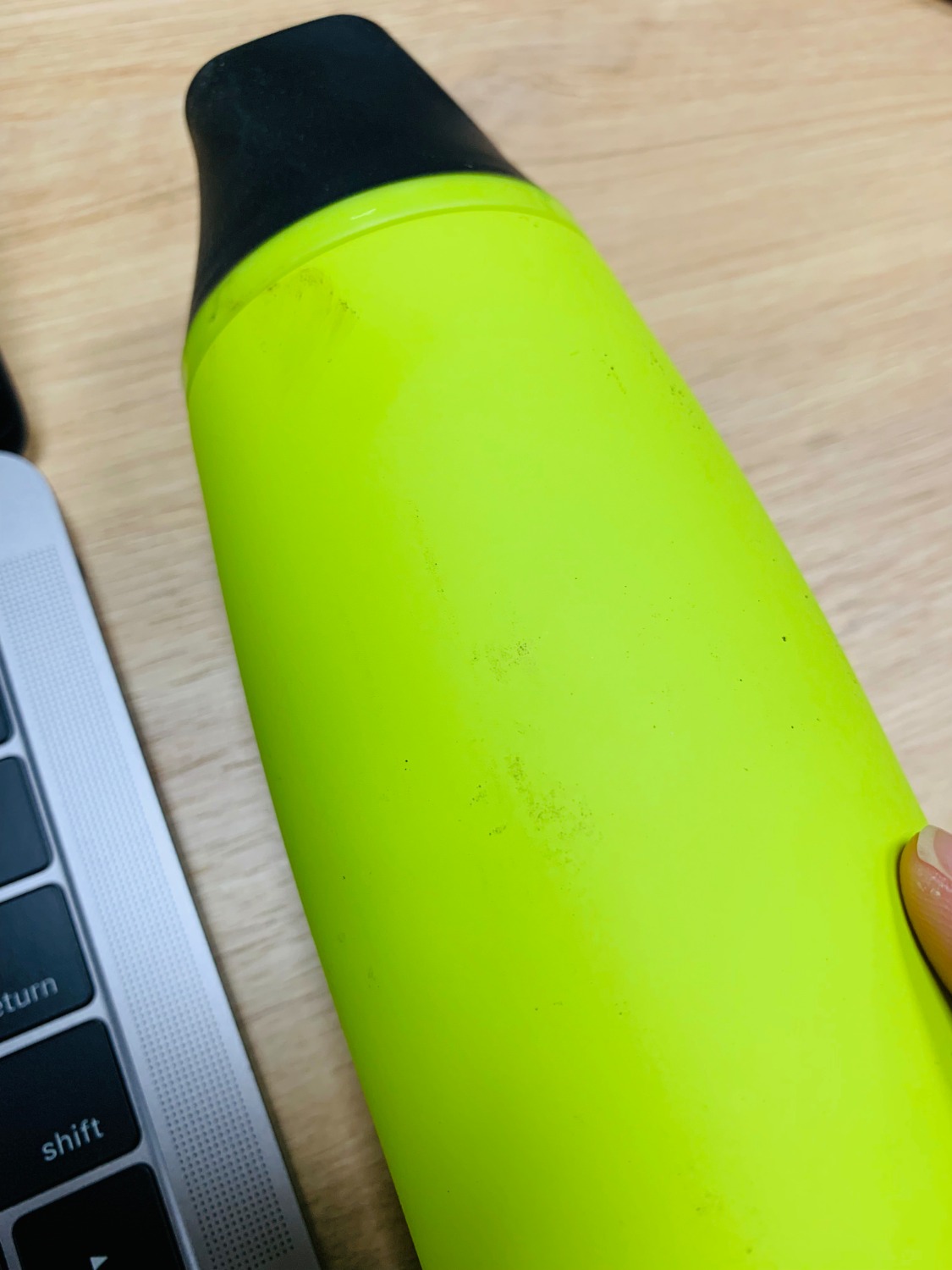 Mình mua 9 món, 8 món có hộp đầy đủ, 1 cái nằm bên ngoài bị lỗi trầy ko thể là hàng mới đem bán cho khách được, ko hộp.  Nhìn vào KHÔNG thể cho là sơ suất khâu soạn hàng mà là CỐ TÌNH gây ra sai phạm này.  Lỗi ko do khách hàng nhưng khách cũng phải chờ 2-3 ngày để được hoàn trả mặc dù khách trả phí sử dụng TIKINOW.  Khi nhận hàng shipper từ chối chờ khách kiểm hàng với lý do đã trễ giờ cần đi gấp, có gì thì liên lạc sau.

TIKI cần coi lại các khâu soạn và giao hàng của mình và có cách giải quyết hợp lý hơn là đã lấy phí TIKINOW nhưng có lỗi thì chậm chạp xử lý.

Cảm ơn.