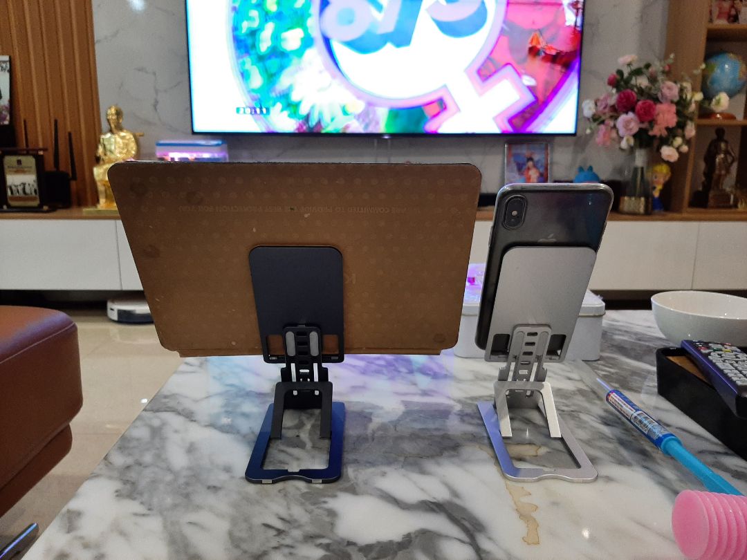 Cái màu đen là mình mua trước của shop luôn, tình cờ vào xem lại shop thấy có cái giá mầu trắng nên mình mua luôn. Điểm trừ là sp có 2 mầu, mà shop khôg tích hợp vào thành 1 sp có nhiều lựa chọn, làm mình mất công tìm quá.