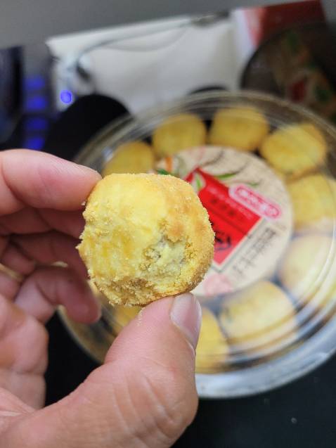 Bánh ngon, mềm, ko quá ngọt, date còn dài