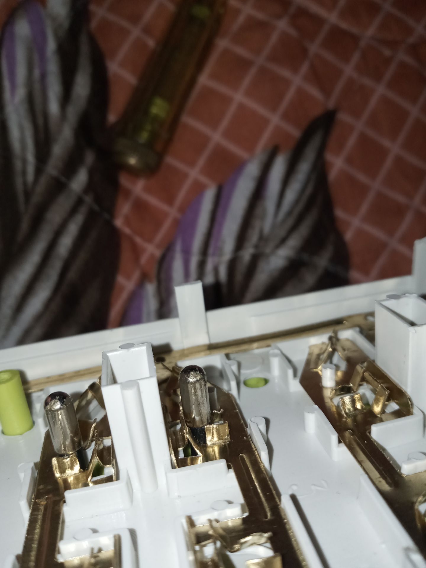 Lá đồng tiếp điện quá ngắn nên nếu cắm chân tròn thì chắc chắn sẽ bị tắc.
Hàng gì đâu mà nhận chưa đc 5 phút mà đã phải mổ xẻ ra để gỡ chân cắm điện rồi.
Quá tệ.