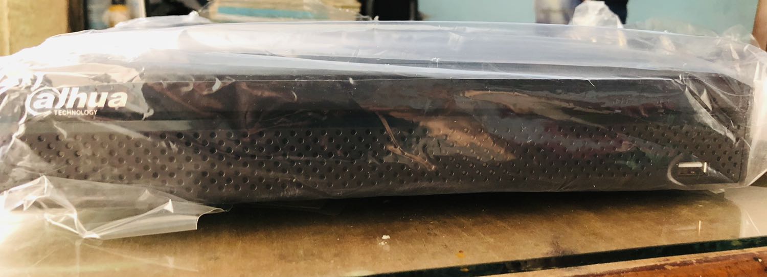 Mua của nhà bán HOÀNG HẢI COMPUTER. 
sản phẩm giao đúng mã 5108 HS , 
( ĐÚNG HÀNG NHẬP KHẨU ) 

Sử dụng thêm được 4 Cam IP ( Tổng cộng được 12 CAMERA )

Mình có mua thêm 1 cam màu của dahua mã 1239 ( giá 599k) gắn vô thêm cho chất lượng hình ảnh màu ban đêm rõ nét. Zoom lên khoảng cách 25 m thấy rất rõ .Cái thằng kia đang tè trước cổng doanh nghiệp.?

Do còn 7 Camera đời củ chuẩn HD nên mình phải mua đầu dahua 5108 HS , nó mới tương thích với cam củ . 

Kg ngờ đầu ghi 5108 HS HÀNG NHẬP KHẨU CỦA NHÀ BÁN HOÀNG HẢI COMPUTER. CÓ TEM CHÍNH HẢNG . Khi gắn vô với cam củ chất lượng hình ảnh cho ra cải thiện hơn trước gấp đôi , rất rõ nét. Kg bị nhiều. 

Các bạn nên chọn mua hàng nhà bán tin cậy uy tín giao đúng MÃ BẠN CHỌN hàng nhập khẩu thì mới được chất lượng như mình nói nhé. 
Do bên ngoài có hàng VN , a thợ lắp cam nói. ?