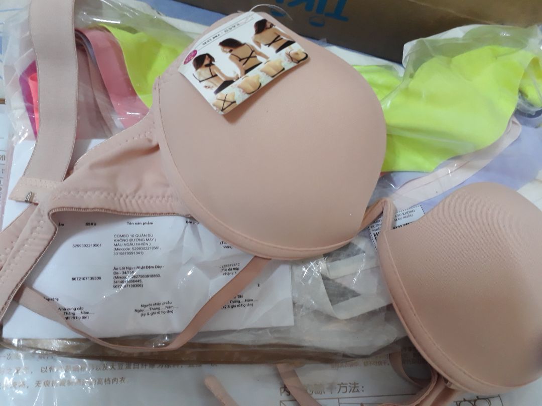 giao hàng KHÔNG đúng mẫu đã đặt, quá nhỏ ko thể mặc vừa. Cái nhận được có giá tiền là 88k, cái đã đặt là 148k. Hai lần gần đây mua hàng của tiku rất không hài lòng. Cho 1* là quá nhiều.