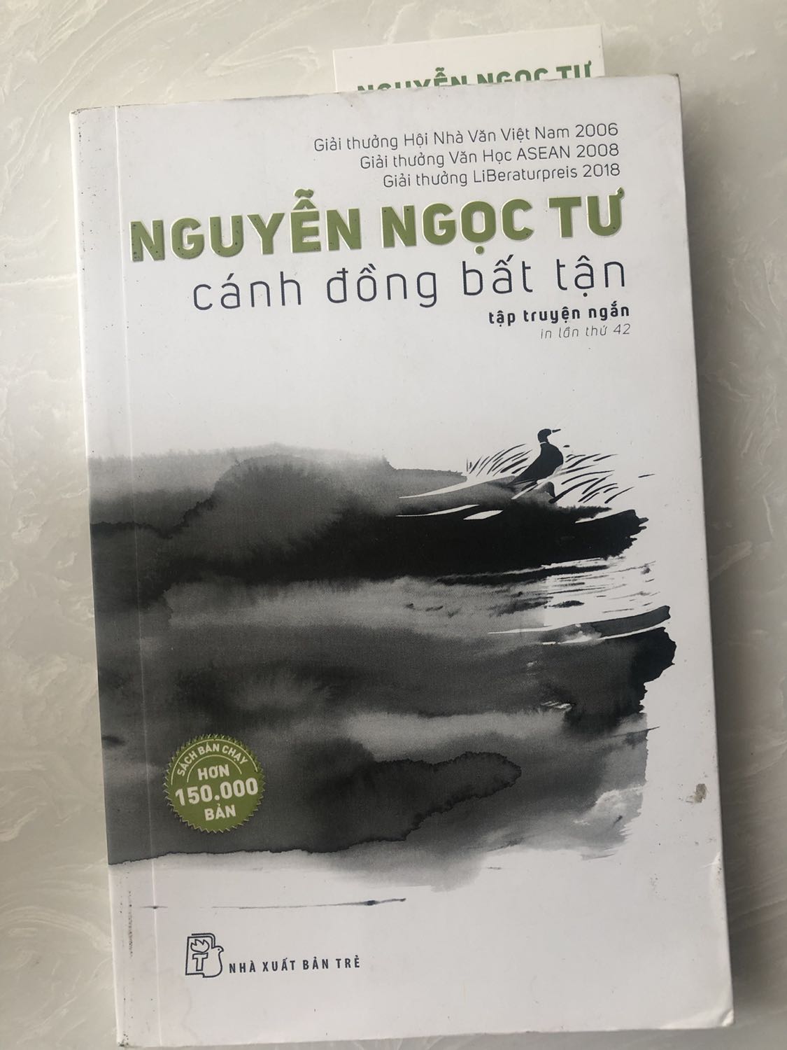 Hai cuốn đều bị bẩn bìa. Gãy góc. Quăn mép. Nhìn rất đau lòng. Như sách cũ vậy.