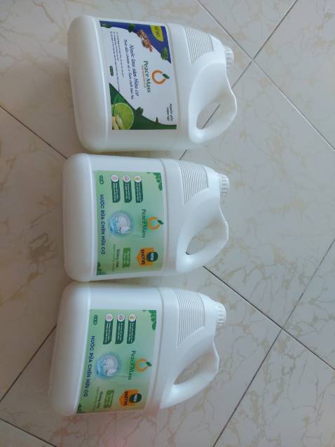 Mua combo 3 loại ngay đợt 9.9 giá tốt. Shop giao nhầm nhưng sau khi phản hồi mình nhận được hàng bù và được tặng sp giao nhầm ngay trong ngày luôn. Chăm sóc khách hàng tận tâm. Đánh giá về sản phẩm thì mình hài lòng nước lau sàn nhất, nước rửa chén ko bám mùi vào chén, riêng nước giặt mùi thơm đậm. Nên xài hãng này 🥰🥰🥰