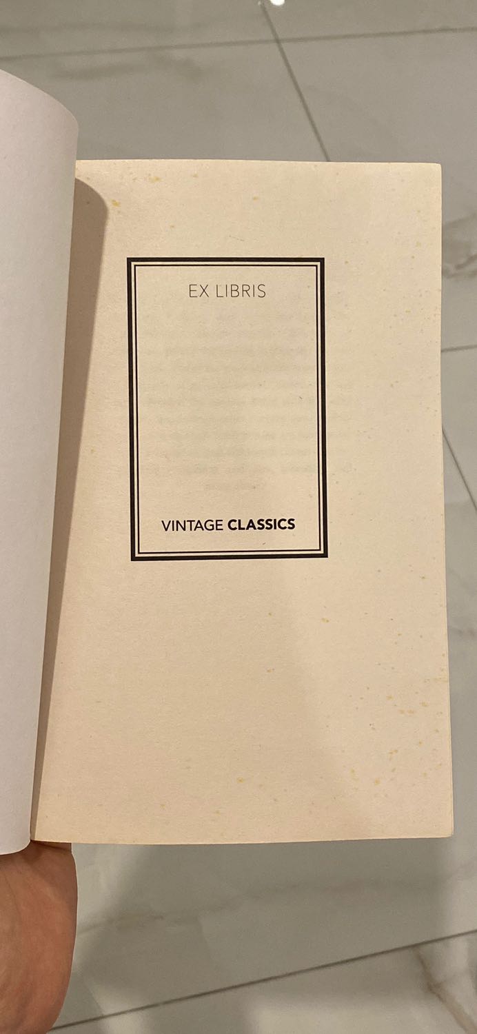 Chất lượng giấy thấp + ố vàng, cảm giác như mua sách cũ